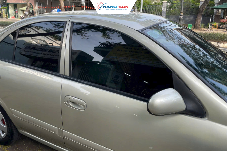 Dán mỗi kính lái không đủ vì nhiệt vẫn vào mạnh từ kính sườn và kính hậu.