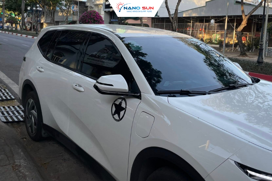 Dán phim cách nhiệt ô tô đúng thời điểm giúp xe mát hơn, điều hòa hoạt động hiệu quả và nội thất bền đẹp lâu dài.
