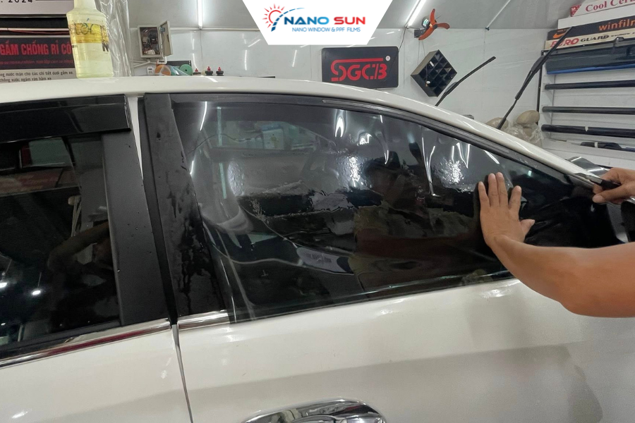 Dán phim cách nhiệt ô tô giúp khoang xe đảm bảo riêng tư và thoải mái.