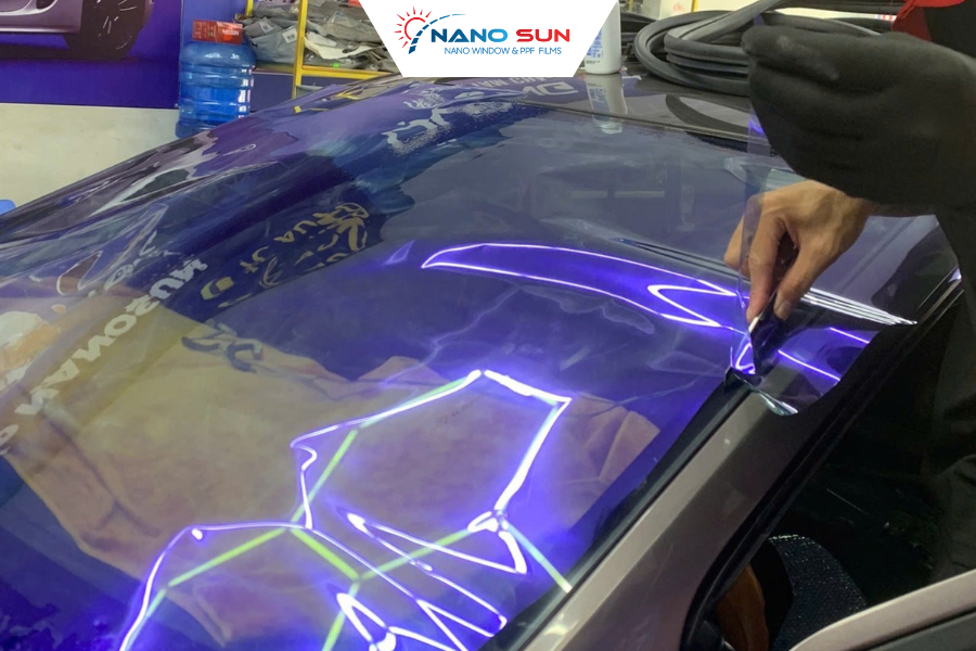Dán phim cách nhiệt Nanosun để bảo vệ xế yêu khỏi nắng nóng và tia UV gây hại.
