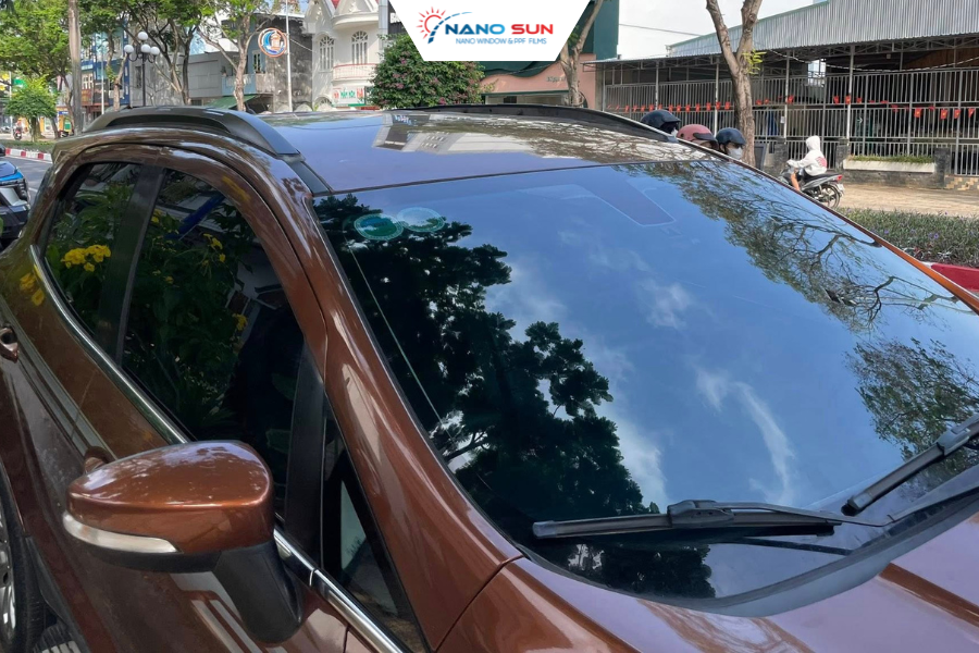 Dán phim cách nhiệt giúp xe mát hơn, giảm chói nắng, bảo vệ nội thất  và tăng sự thoải mái khi lái xe.