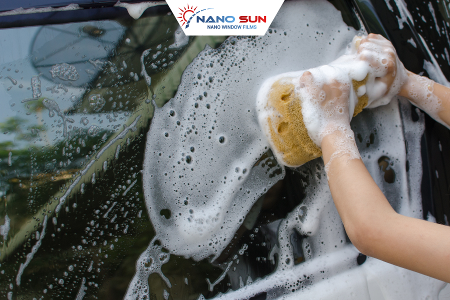 Giữ phim bền bằng cách vệ sinh đúng lúc, tránh vật nhọn, bảo dưỡng định kỳ
