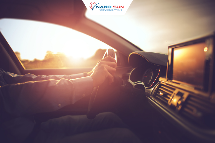 Khi không dán phim cách nhiệt ô tô, nội thất xe dễ bạc màu, nứt nẻ và xuống cấp nhanh do tác động trực tiếp của tia UV.