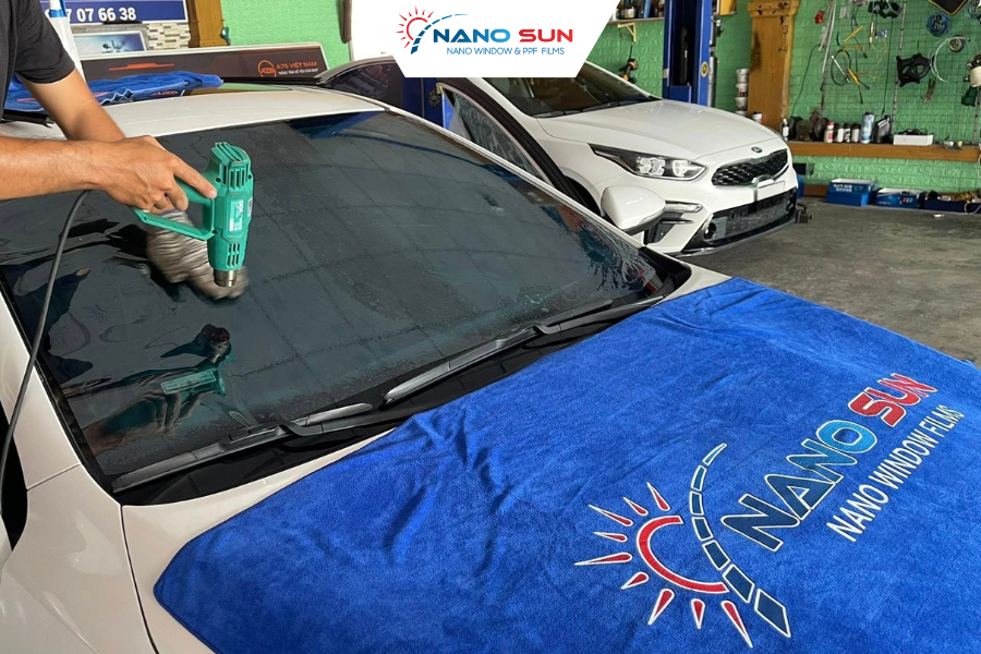 Nên dán phim cách nhiệt khi xe thường xuyên đậu ngoài trời hoặc chạy ban ngày để giảm nóng và bảo vệ nội thất.