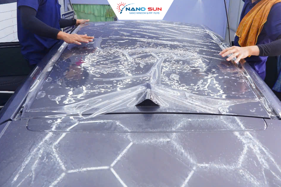 PPF là lớp film trong suốt giúp bảo vệ sơn xe khỏi đá văng và trầy xước.