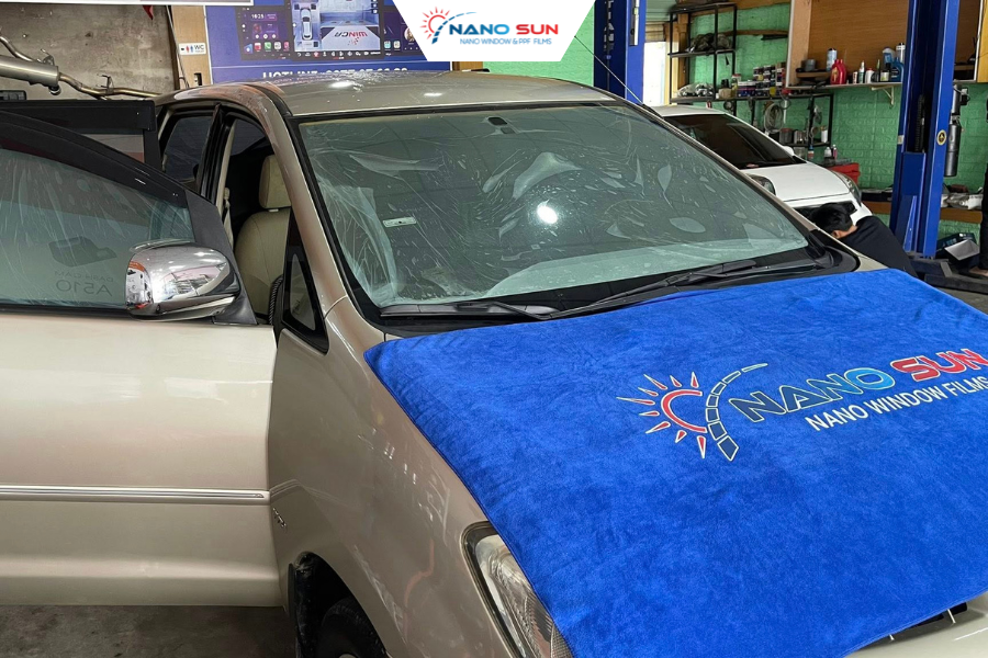 Phim Nano Ceramic nổi bật với khả năng cách nhiệt mạnh, không nhiễu sóng và độ bền ổn định, phù hợp cho xe đi ban ngày và sử dụng lâu dài.
