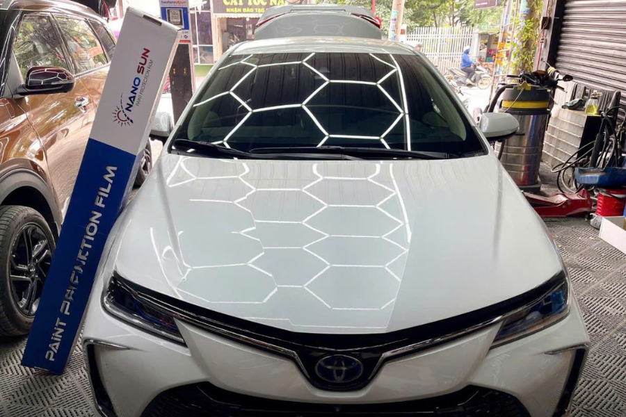 Phim PPF ô tô giúp bảo vệ sơn và nội thất khỏi trầy xước,  giữ xe luôn bóng đẹp và bền giá trị theo thời gian.