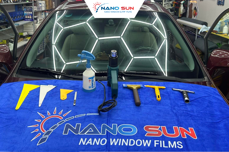 Phim cách nhiệt Nanosun ứng dụng công nghệ Nano Ceramic – cản nhiệt tốt, bảo vệ sức khỏe và nội thất xe lâu bền.