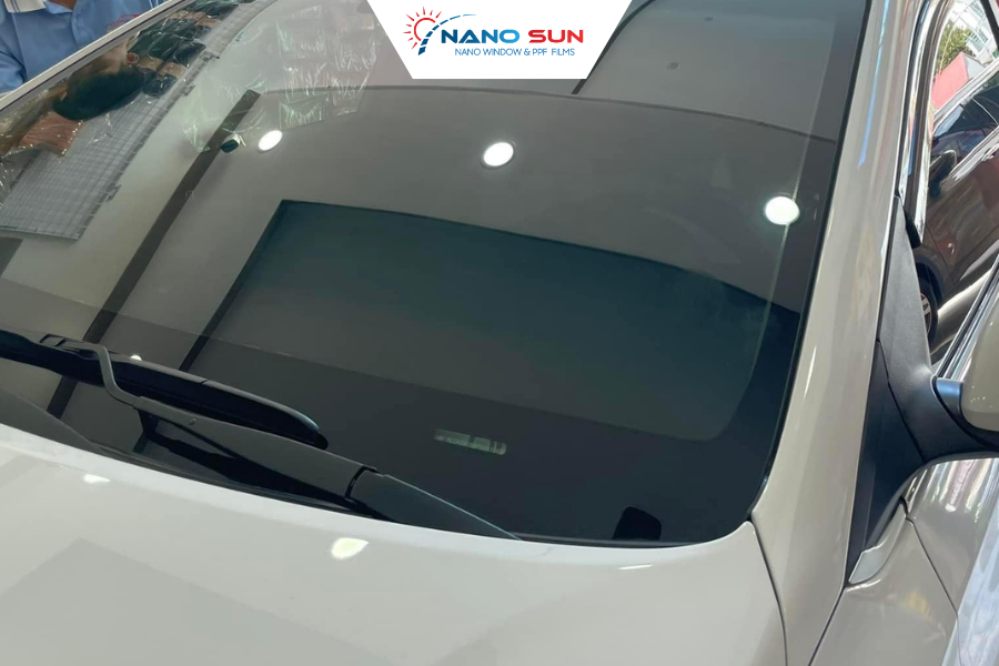 Phim cách nhiệt Nanosun giúp kính luôn sạch, rõ tầm nhìn và tiết kiệm thời gian vệ sinh  cho bác tài