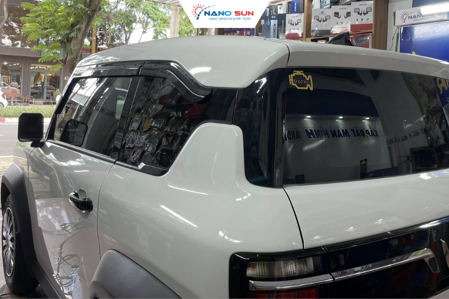 Phim cách nhiệt có tác dụng giảm nhiệt, chống tia UV và tăng sự thoải mái khi sử dụng kính.