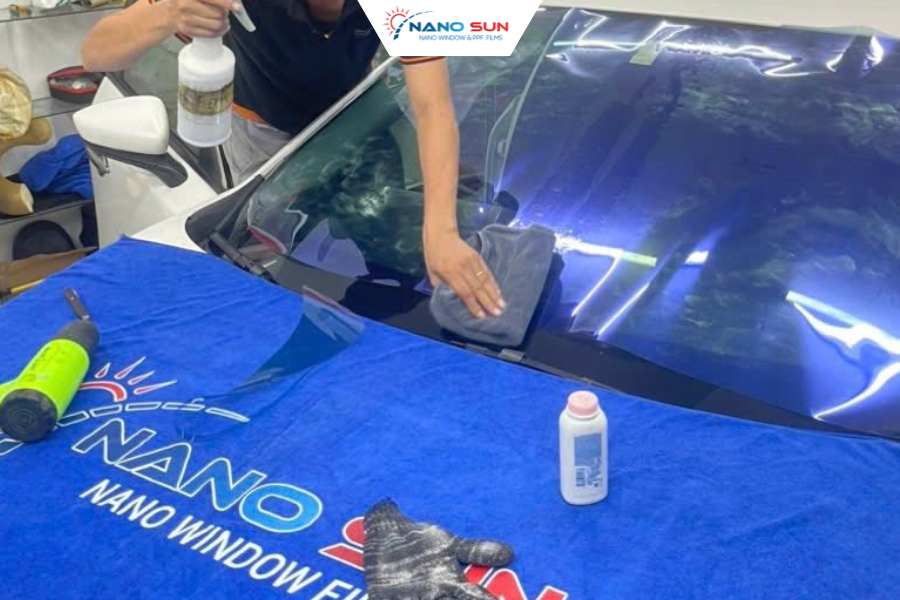 Phim cách nhiệt giúp cản nhiệt từ ánh nắng, giảm nhiệt vào xe  mà không làm kính nóng hơn.