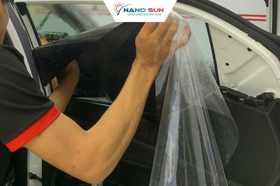 Thi công đúng kỹ thuật giúp phim bám chắc, giảm tia UV và tăng độ trong suốt.