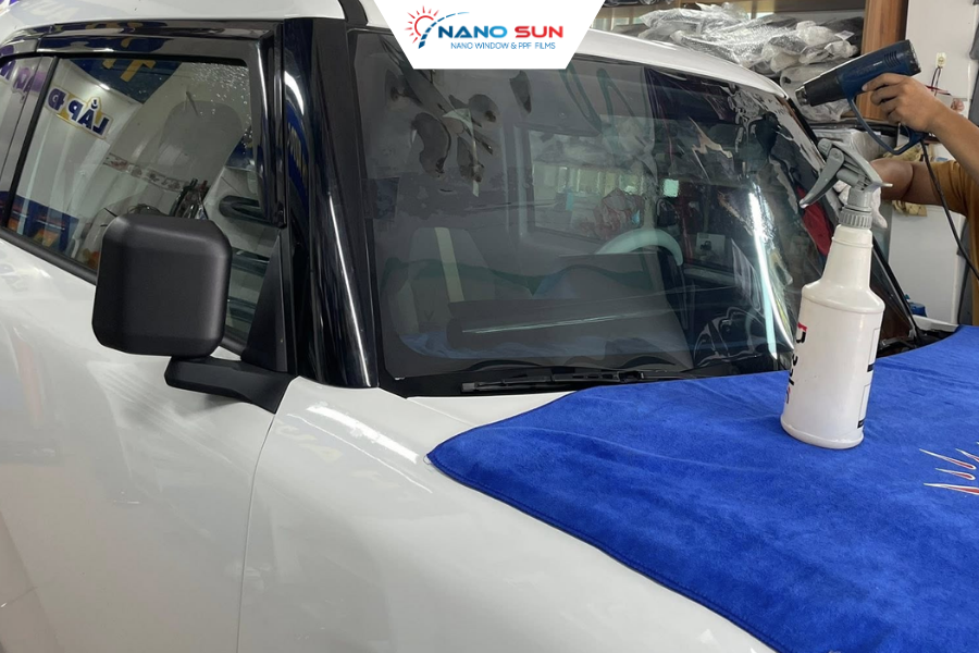 Thi công sai kỹ thuật dễ gây mờ kính và làm giảm độ trong suốt ban đầu.