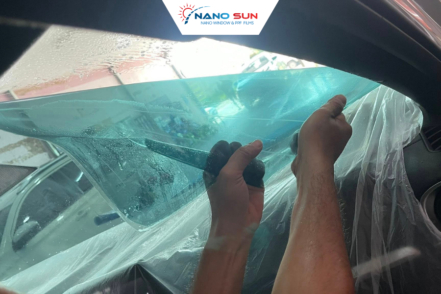 Xe ít đi nắng hoặc thường đậu trong hầm thì chưa cần  dán phim cách nhiệt ngay.