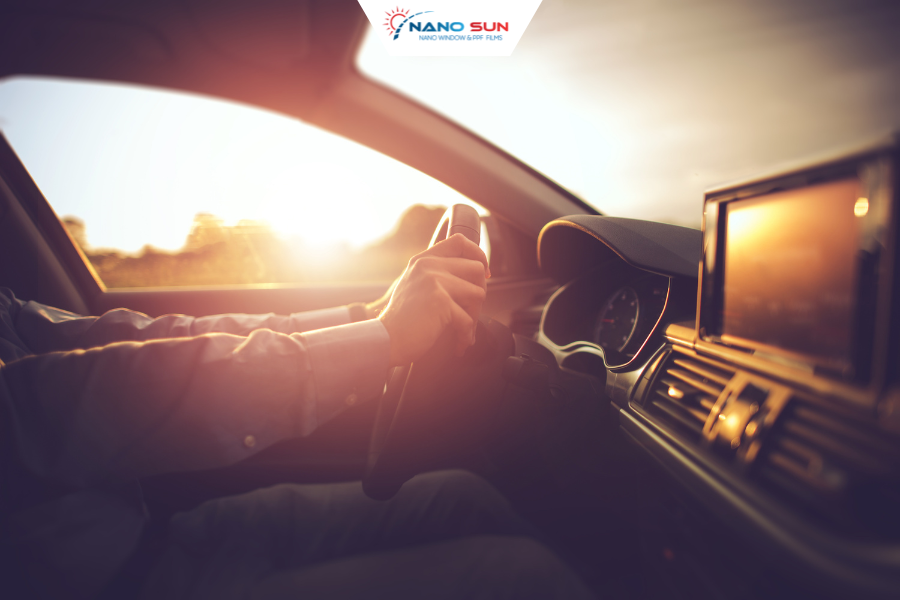 Xe chưa dán phim khiến nắng chiếu trực tiếp qua kính,  gây chói và mỏi mắt khi lái xe.