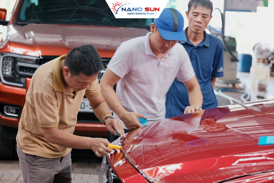 Quy trình dán PPF tại NANOSUN được thực hiện chuyên nghiệp, đảm bảo độ chính xác và thẩm mỹ cao.