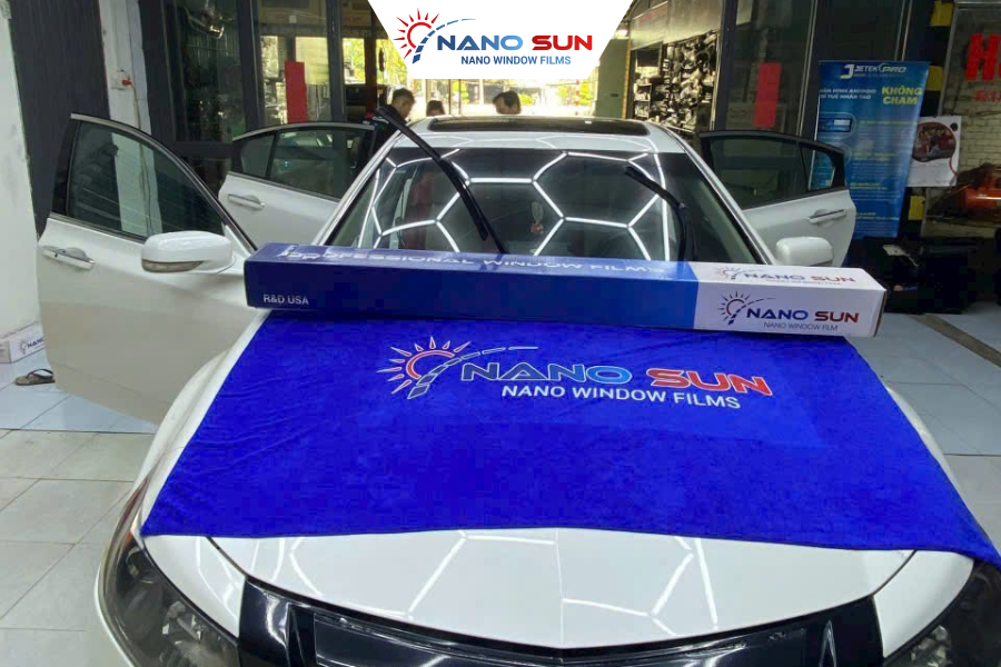 Phim cách nhiệt NANOSUN sử dụng công nghệ Nano Ceramic, đảm bảo khả năng chống chói, cản nhiệt và tia cực tím hiệu quả.