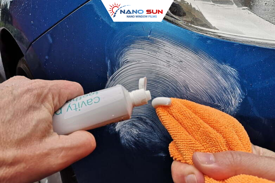 Kem đánh răng chứa các hạt mài mòn nhẹ, có thể làm mờ vết trầy xước nông trên bề mặt sơn xe.