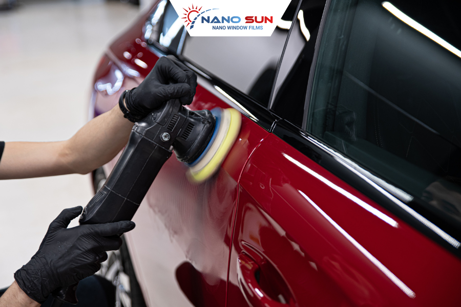 Dung dịch đánh bóng chuyên dụng giúp loại bỏ vết xước nhẹ và khôi phục độ bóng cho sơn xe.